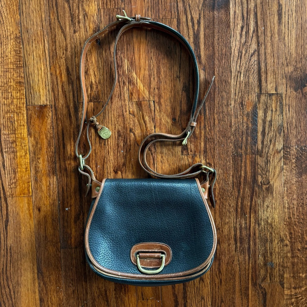 DOONEY AND BOURKE MESSENGER STYLE CROSSBODY LEATHER BAG GOLD HARDWARE